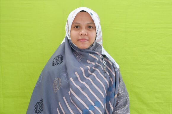 LEBIH DEKAT DENGAN ASATIDZ DAN ASATIDZAH : USTADZAH REFI