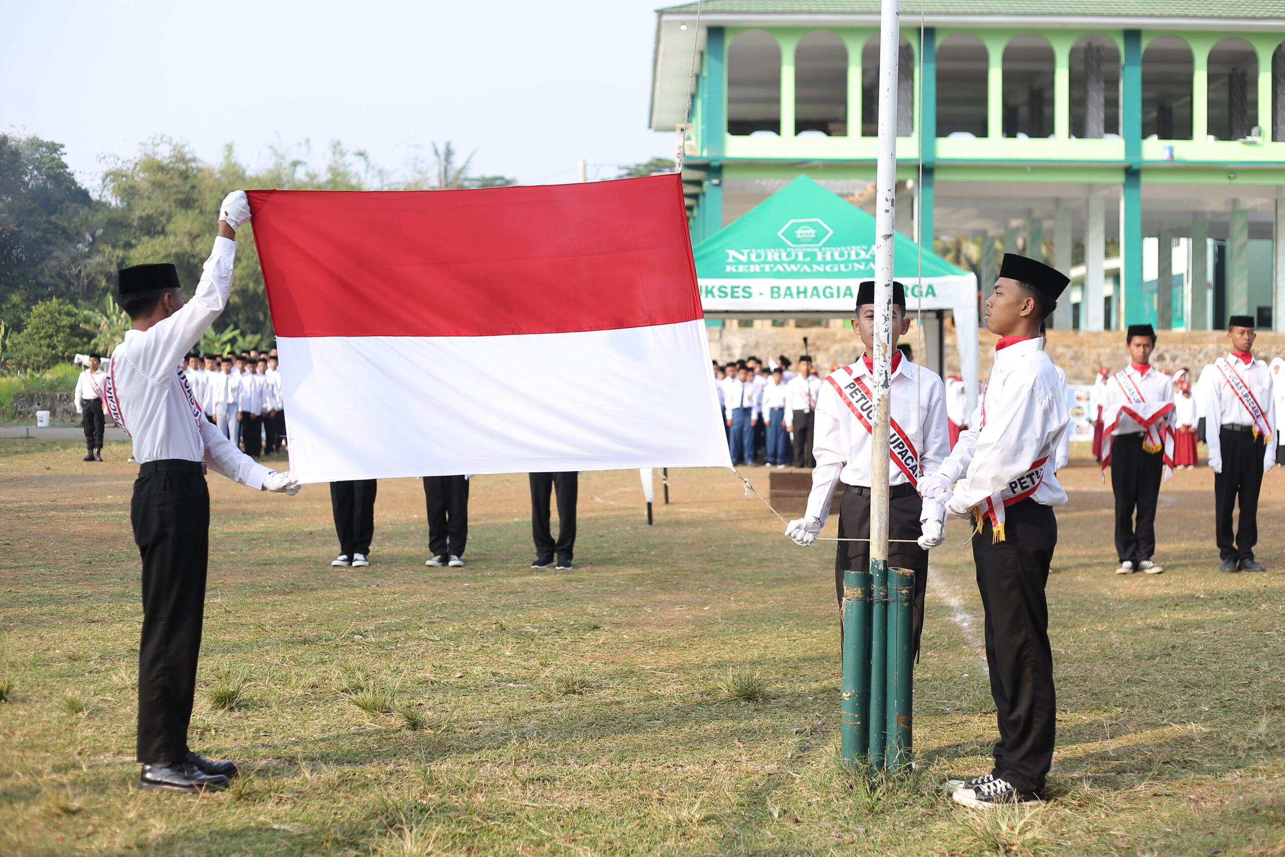 MERAH PUTIH BERKIBAR DI PESANTREN NURUL HUDA KERTAWANGUNAN, HUT RI KE-80 DISAMBUT DENGAN NASIONALISME SANTRI