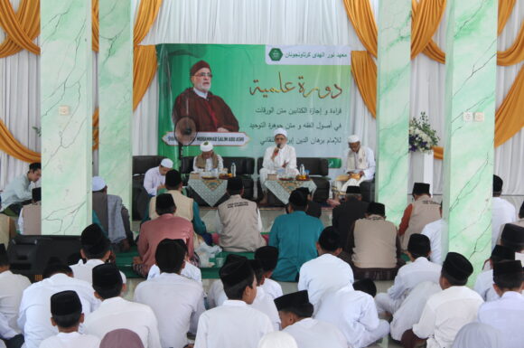 SYAIKH AL-AZHAR PROF. DR. MUHAMMAD SALIM ABU ASHI ISI DAUROH ILMIYAH DI PONDOK PESANTREN NURUL HUDA