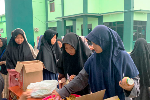 TEBAR TAKJIL RAMADHAN 1447 H DI PONDOK PESANTREN NURUL HUDA KERTAWANGUNAN