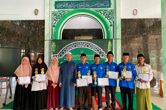 PENGAJIAN BULANAN NURUL HUDA KERTAWANGUNAN DIWARNAI APRESIASI SANTRI BERPRESTASI