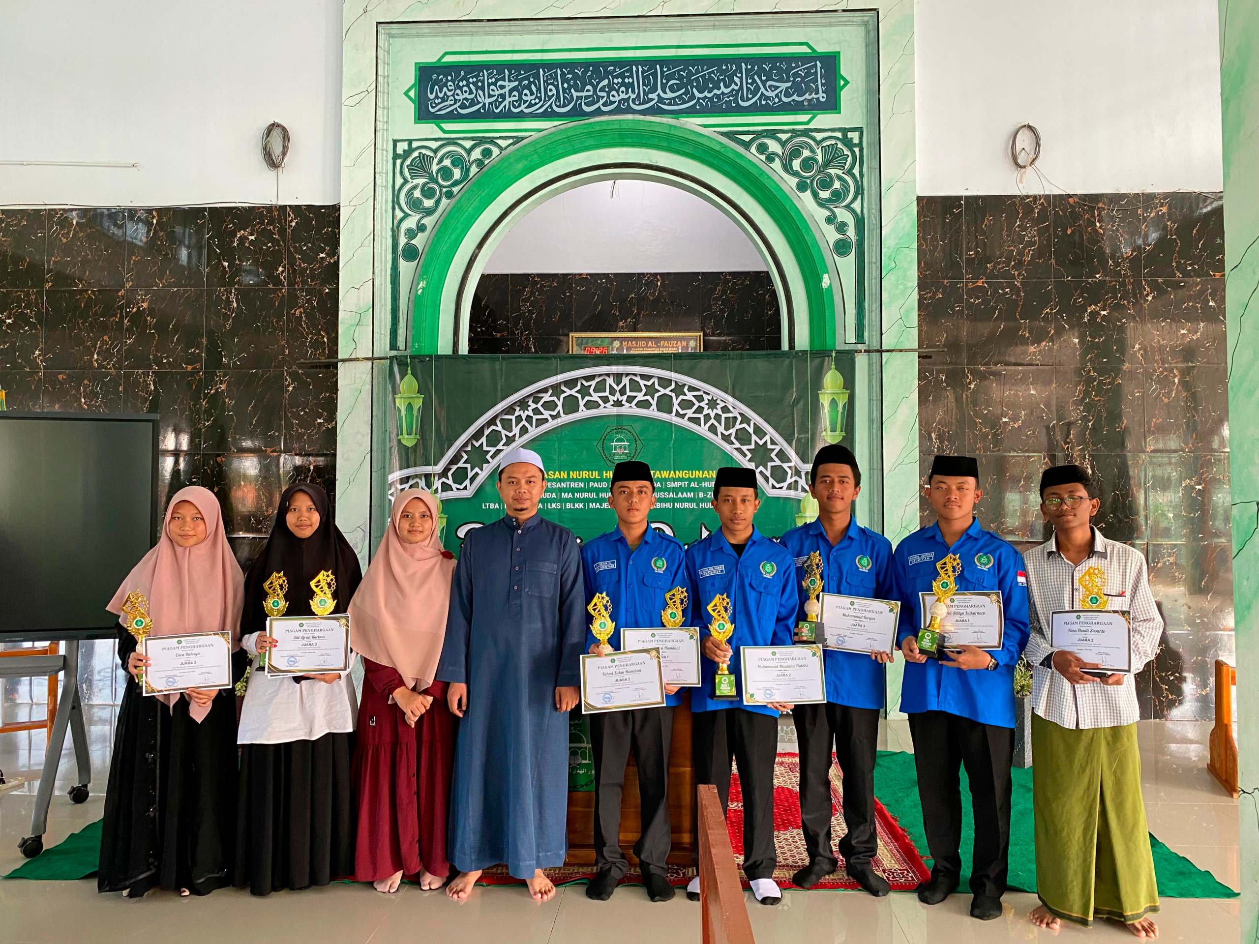 PENGAJIAN BULANAN NURUL HUDA KERTAWANGUNAN DIWARNAI APRESIASI SANTRI BERPRESTASI